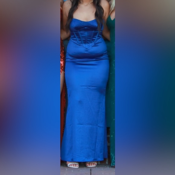 Wore once for prom, stretchy, very comfortable, doesn’t slip down. - Picture 4 of 4